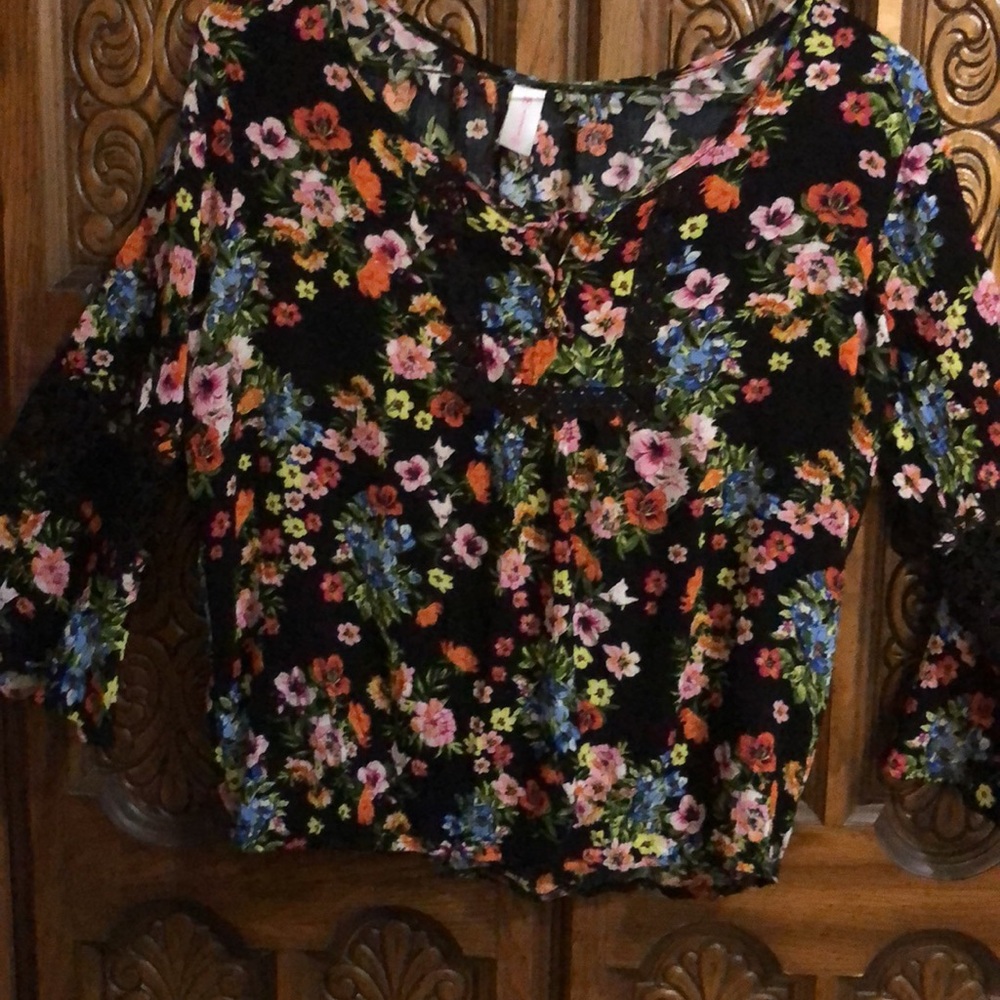 Beautiful,Colorful Floral Woman’s Top - Picture 14 of 14
